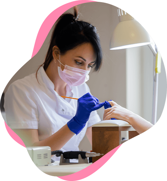 Profissional realizando um procedimento de unhas