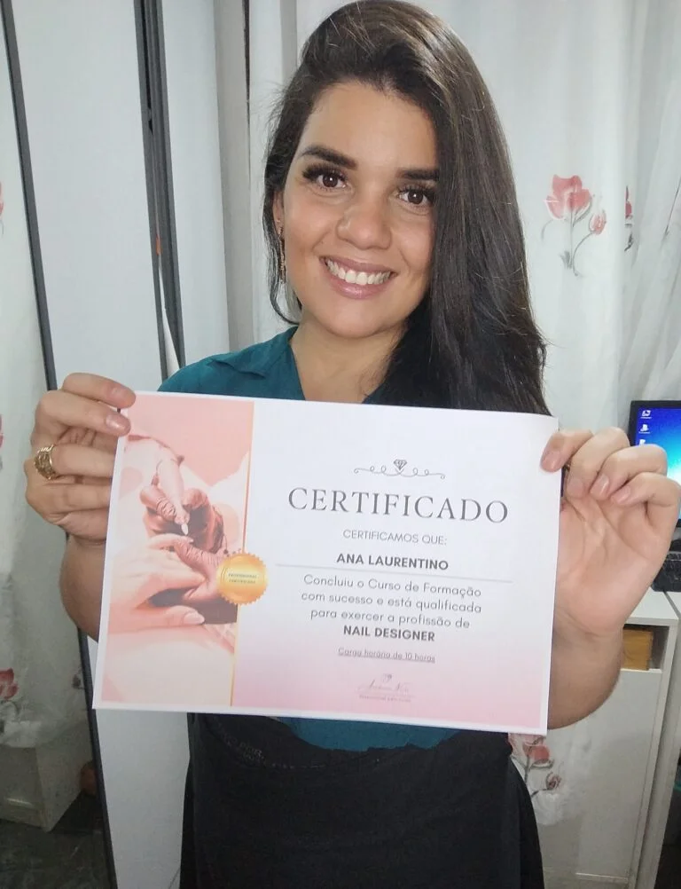 Aluna segurando seu certificado de Nail Designer